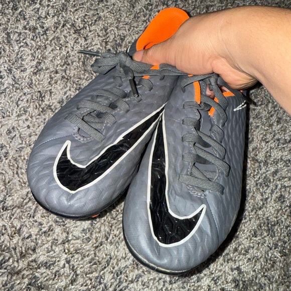 Nike Hypervenom Phantom 3 Club FG
Soccer Cleats Gray Black Orange size 4y 23cm - Picture 8 of 9